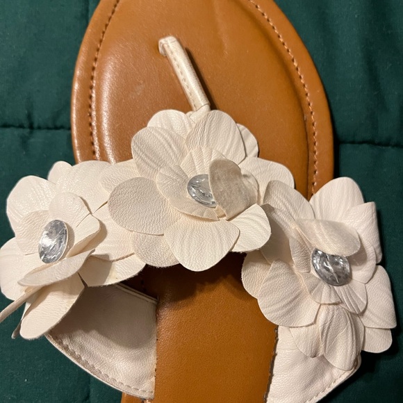 Capelli of New York Off white sandals, size 8, with crystal accents on flowers - Picture 2 of 5